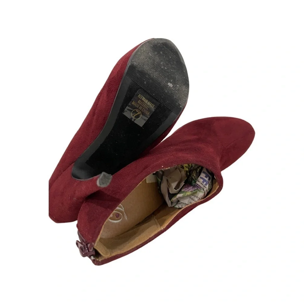 Heart in D cranberry colored suede zip back almond toe bootie women size 7